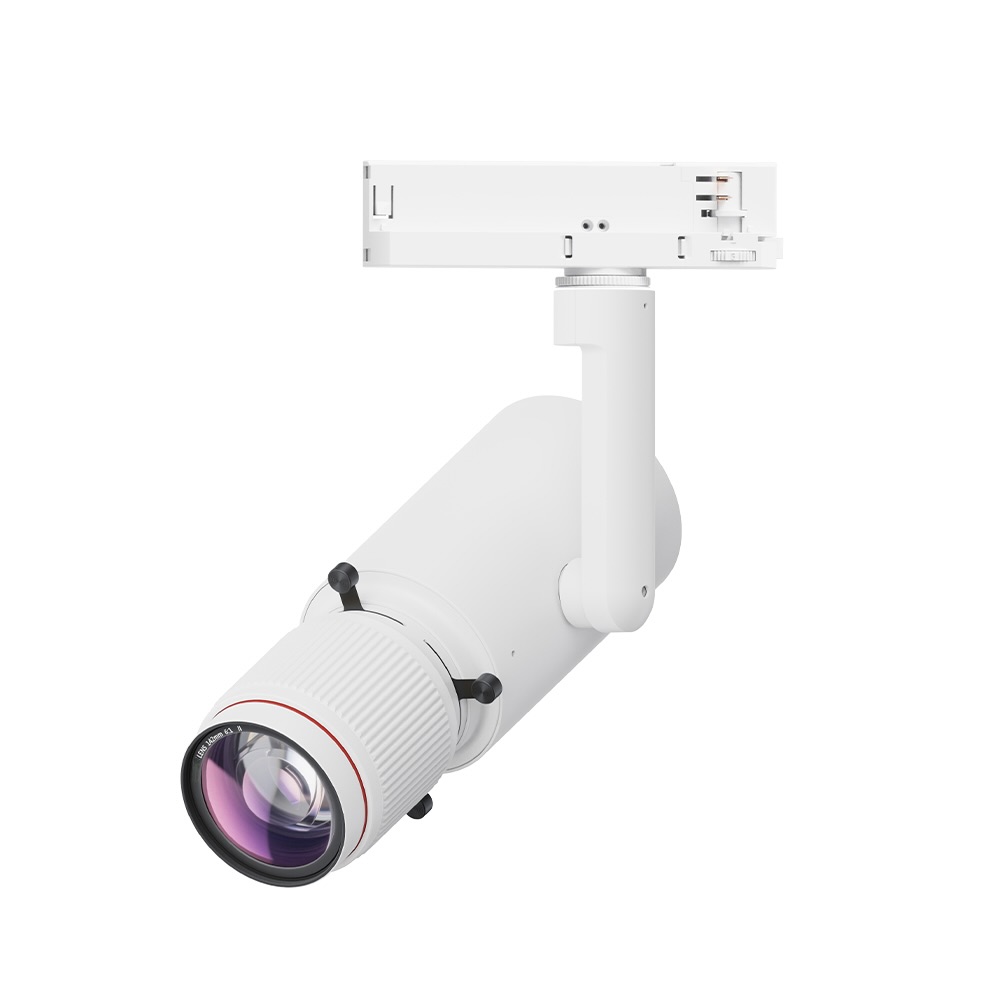 Weißer 40-Watt-Konturenstrahler mit 92° Fish-Objektiv, Potentiometer, Citizen Museums COB mit CRI 97 und R9 105 sowie Casambi-Steuerung zur präzisen Beleuchtung großer Bilder.